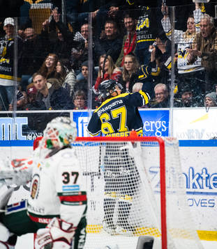 s Christoffer Törngren jublar mot publiken