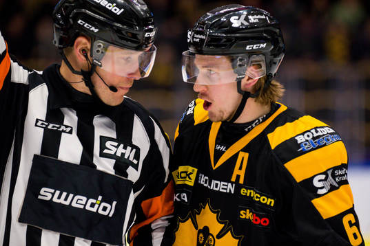 Skellefteås Jonathan Pudas pratar med domare Tobias Björk