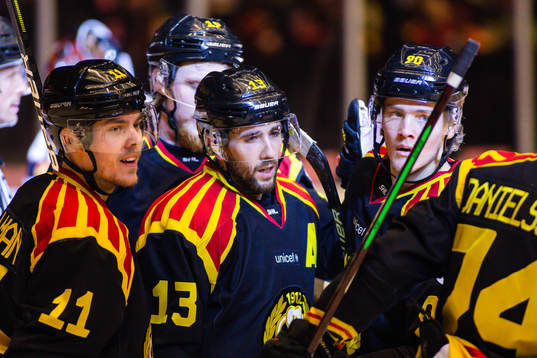 Brynäs Ryan Gunderson jublar med lagkamrater