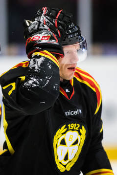Brynäs Nicklas Danielsson blöder på läppen