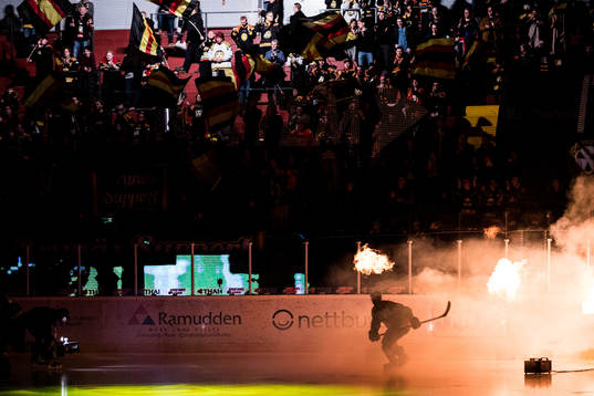 En brynässpelare gör entré innan ishockeymatchen i SHL
