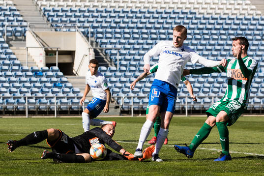 Norrköpings Kalle Holmberg utmanar Matterburgs målvakt