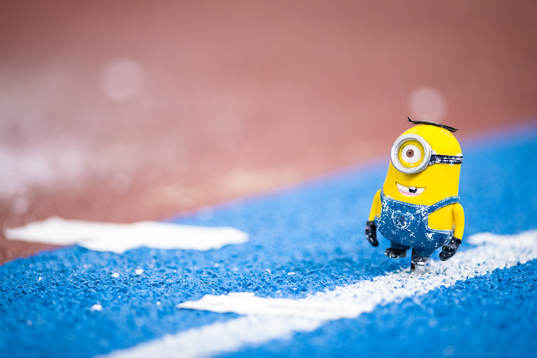 En Minion som avståndsmarkering i stavhoppet