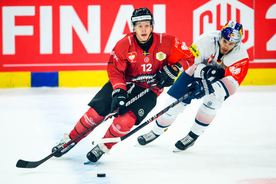 Max Friberg of Frölunda and Ryan Button  of Red Bull Munich