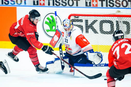 Samuel Fagemo of Frölunda against goalkeeper Danny Aus