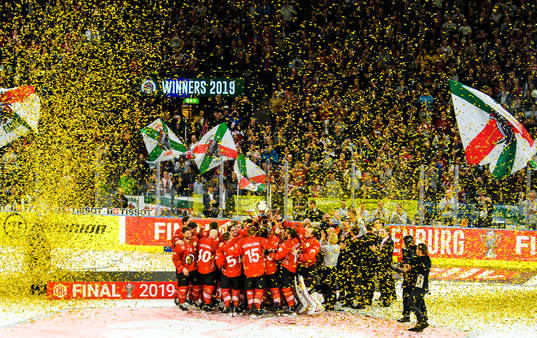 Players of Frölunda celebrates