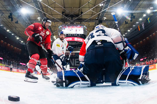 Joel Lundqvist of Frölunda and Daryl Boyle of Red Bull