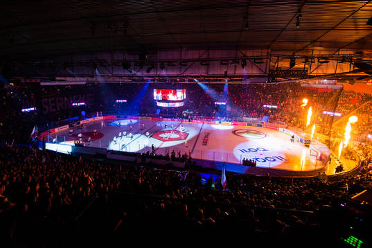 Players of Red Bull Munich enter the ice