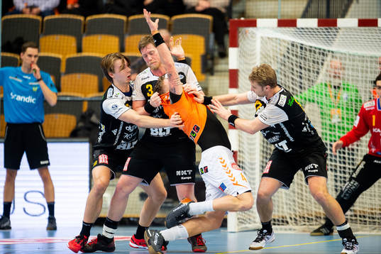 Kristianstads Adam Nyfjäll hålls fast av Karlskronas