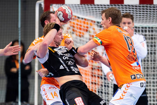Karlskronas Nicklas Grundsten kämpar mot Kristianstads