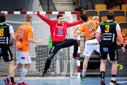 Karlskronas målvakt Uros Tomic och Kristianstads Marc