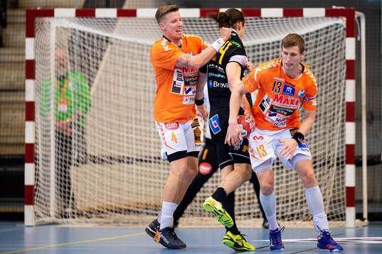 Kristianstads Adam Nyfjäll och Olafur Gudmundsson stoppar