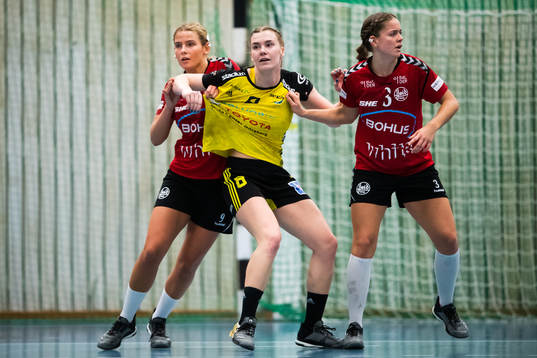 Heids Rebecka Svedberg och Sara Larsson Fridman försvarar