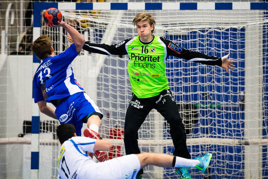 Alingsås Benjamin Helander skjuter mot Redbergslids