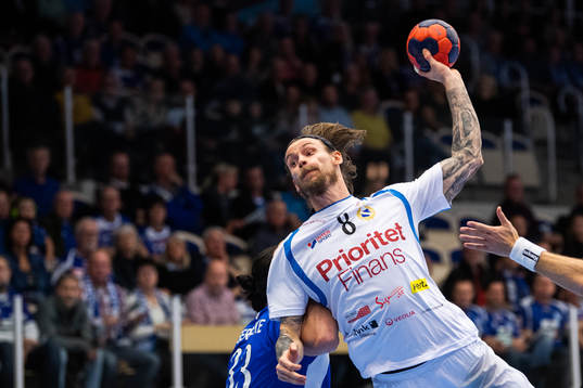 Redbergslids Tobias Johansson skjuter