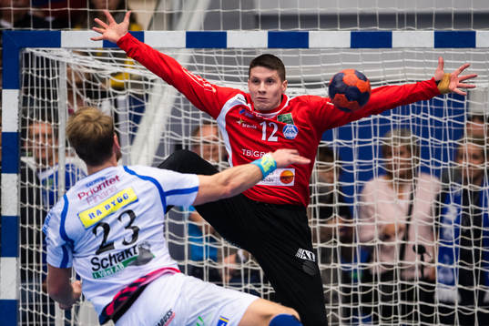 Redbergslids Oskar Ysander skjuter mot Alingsås målvakt