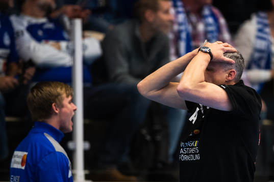 Alingsås tränare Mikael Franzén reagerar