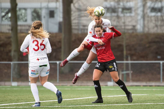Rosengårds Glodis Perla Viggosdottir nickar över Limhamn