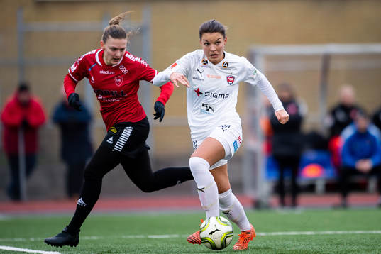 Rosengårds Johanna Rytting Kaneryd jagas av Limhamn