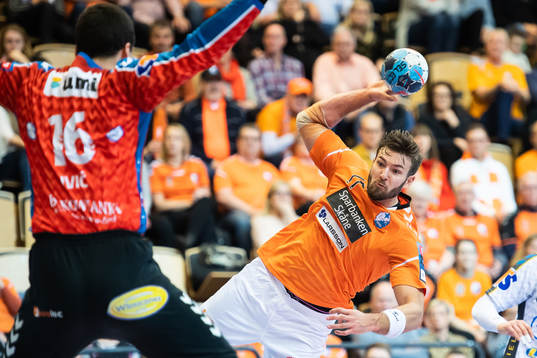 Kristianstads Helge Freiman och Kielce målvakt Filip Ivic