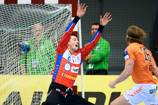 Kristianstads Valter Chrintz gör mål bakom Kielces