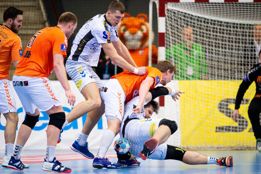Kristianstads Olafur Gudmundsson trycker ner Kielce Mateusz