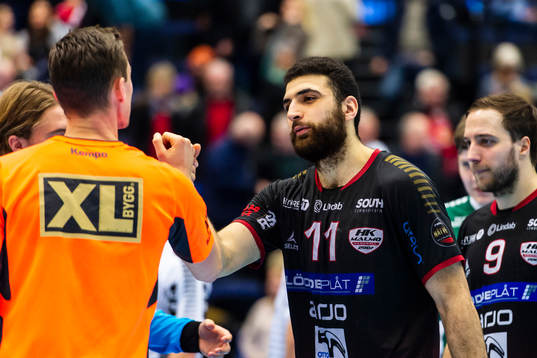 Malmös spelare Kassem Awad tackar domare Johan Gomér