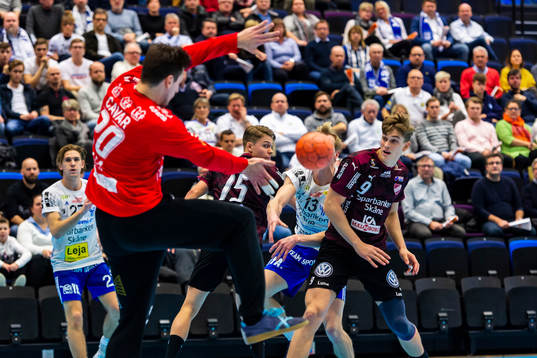 Ystads Lasse Balstad med ett skott som Josip Cavar i