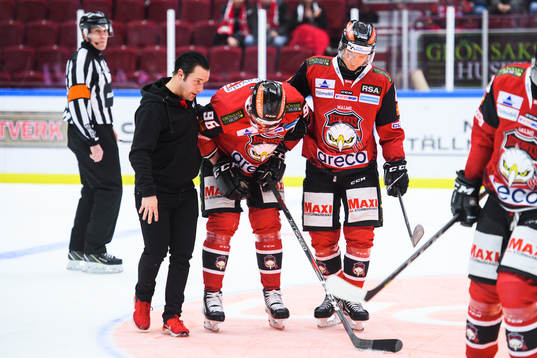 Malmö Redhawks Kim Rosdahl hjälps av isen