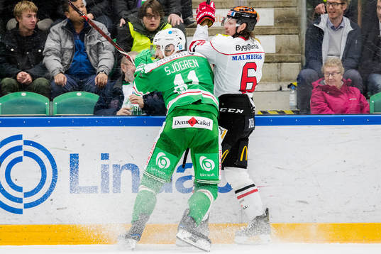 Rögles Mattias Sjögren och Örebros Stefan Warg i närkamp