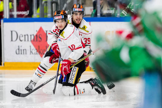 Örebros Shane Harper får hjälp på isen av Jordan Boucher
