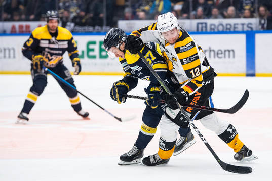 s Christoffer Törngren och Skellefteås Adam Pettersson i
