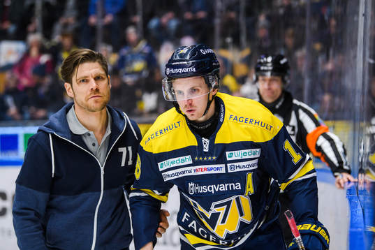s Markus Ljungh får hjälp av isen
