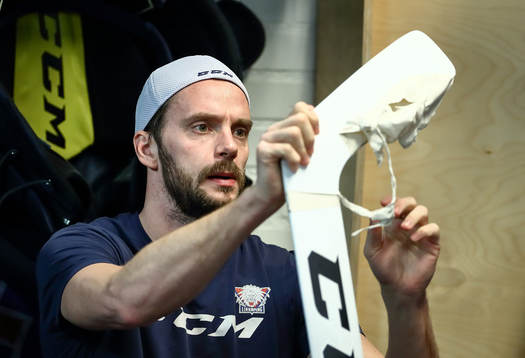 Linköpings målvakt Jonas Gustavsson före ishockeymatchen