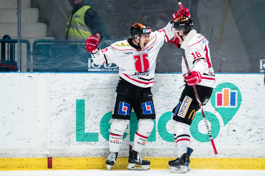 Örebros Shane Harper gör 0-2 och gratuleras närmast av