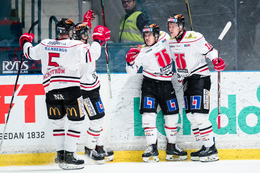 a höger) gör 0-2 och gratuleras närmast av Rodrigo Abols