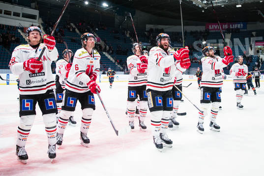 Örebros spelare jublar och tackar fansen