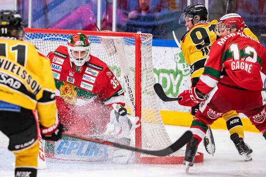 Moras målvakt Christian Engstrand och Luleås Austin