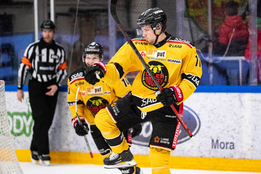 Luleås Petter Emanuelsson jublar