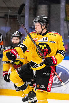 Luleås Petter Emanuelsson jublar