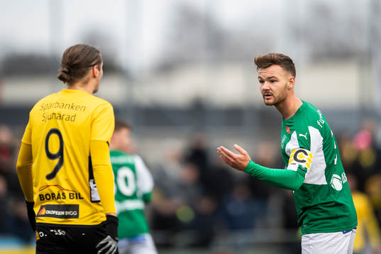 Hässleholms William Andersson i diskussion med Elfsborgs