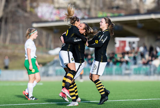 AIKs Elsa Törnblom (m) gör 0-1 och omfamnas av Malin