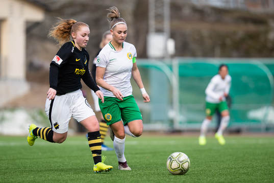 AIKs Sophia Redenstrand jagas av Hammarbys Emma Jansson