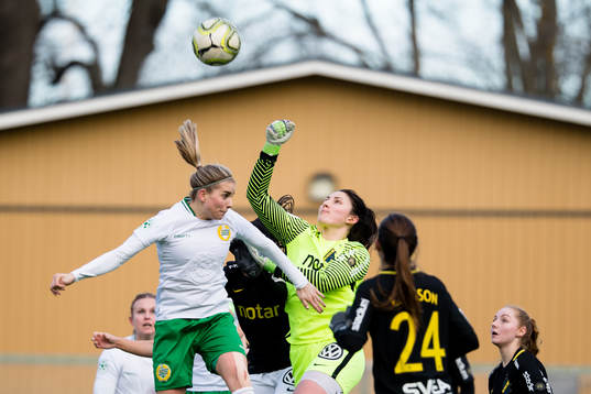 Hammarbys Julia Ekholm oroar framför AIKs målvakt Lovisa
