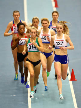 Lovisa Lindh Ullevi FK vinnare i 800 m, intill  Anna