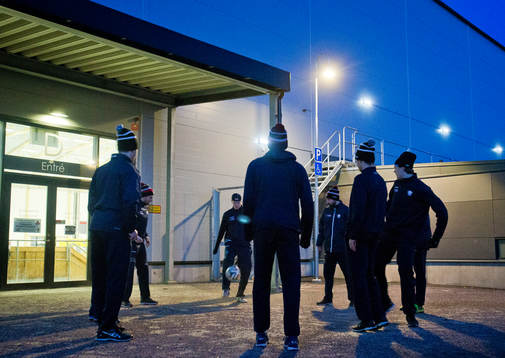 Linköpingsspelarna värmer upp med fotboll
