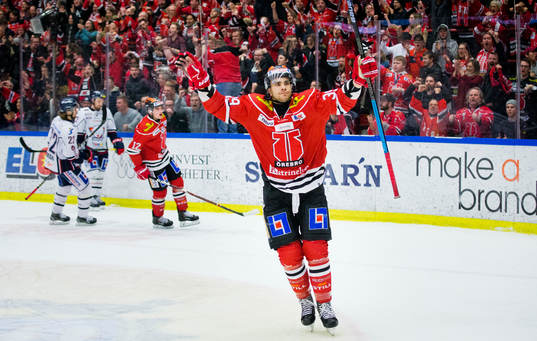 Örebros Jordan Boucher jublar vid 2-2