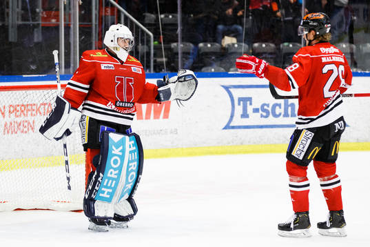 Örebros målvakt Jhonas Enroth jublar