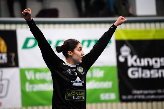 Önnereds målvakt Miranda Nasser jublar
