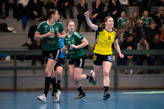 Önnereds Malin Sandberg och Moa Boqvist deppar medan